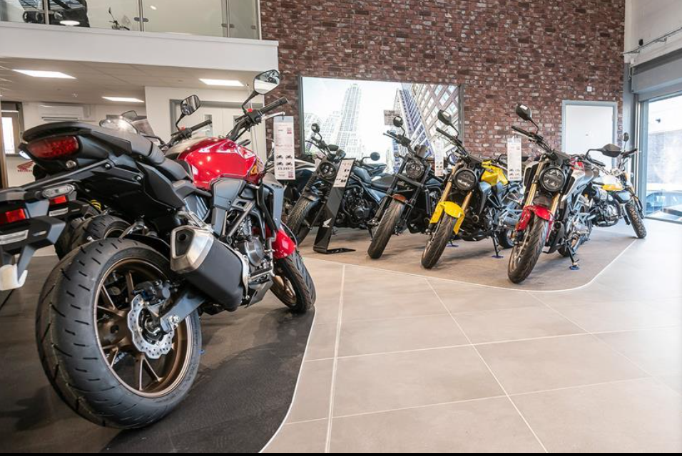 HF Deluxe bike at Naugawan Motors best two wheeler dealer showroom in Amroha